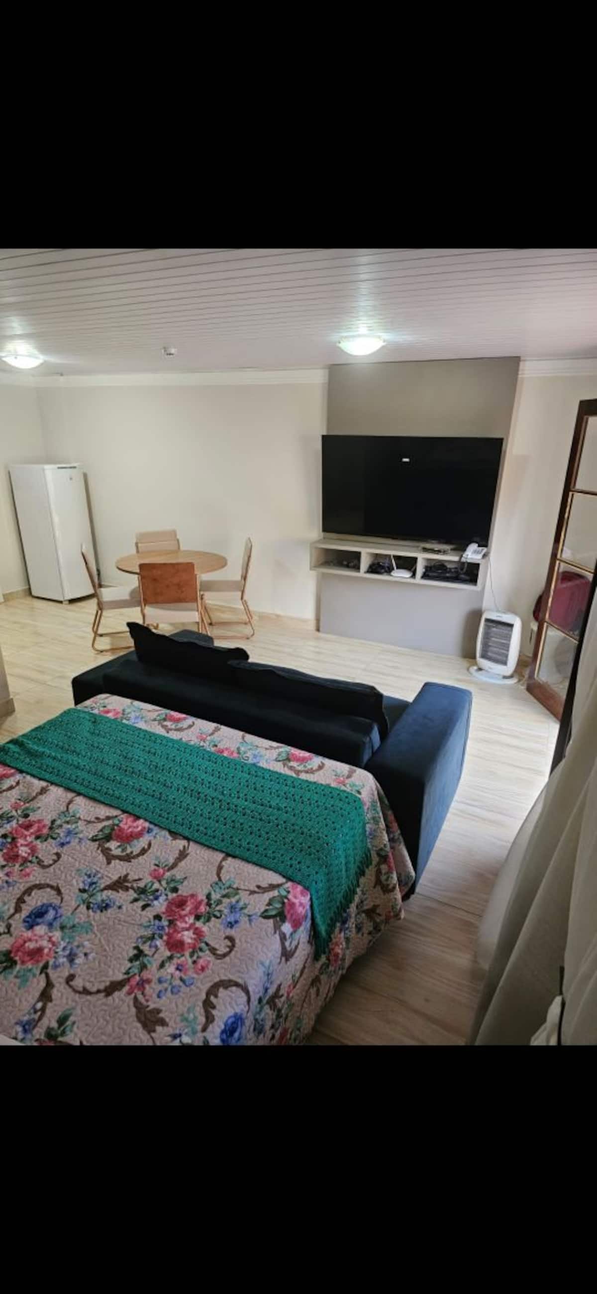 Quarto com cama de casal e sofá-cama