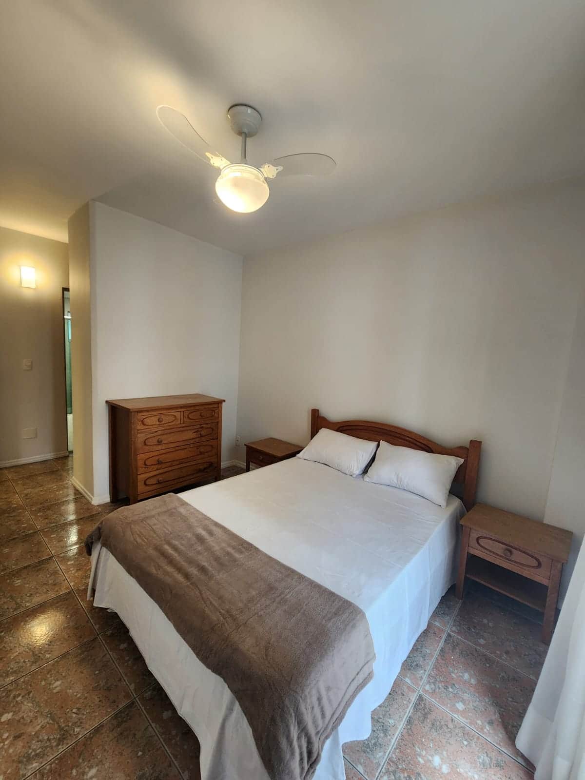 Suíte com cama de casal e cama de solteiro