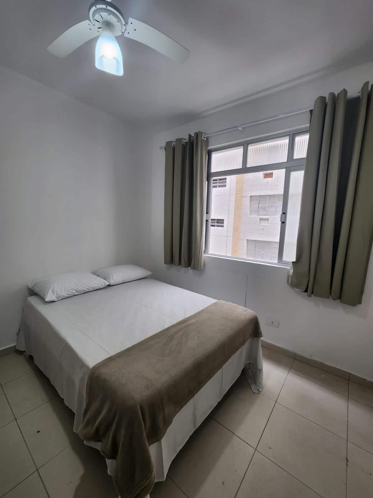 Quarto com cama de casal