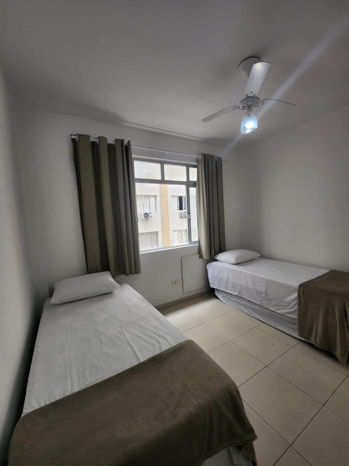 Quarto com camas de solteiro