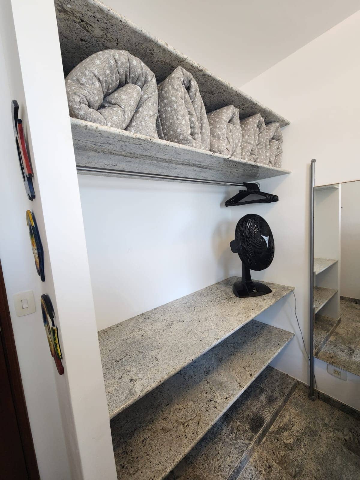 Quarto com duas camas de solteiro