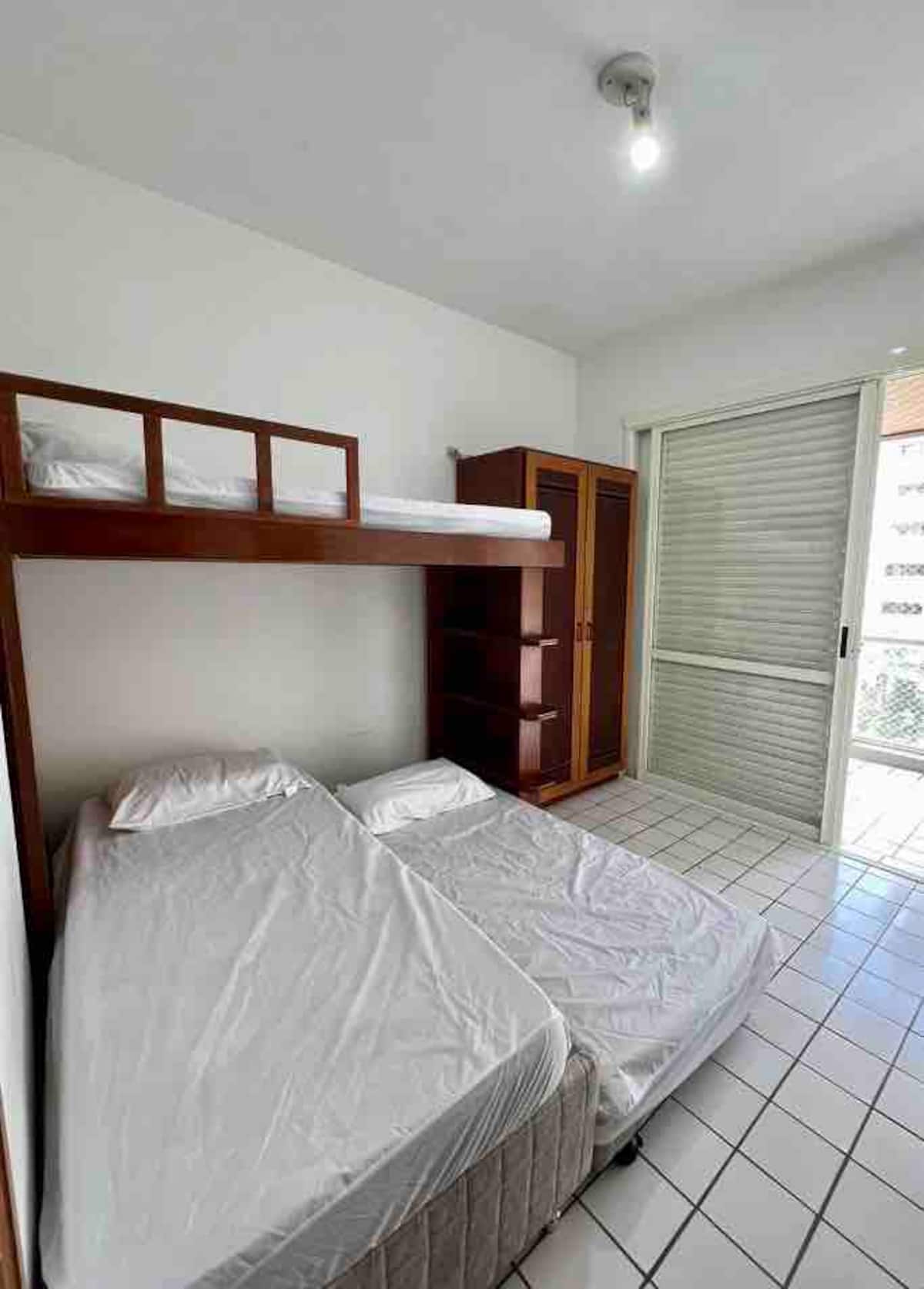 Quarto com beliche e cama box