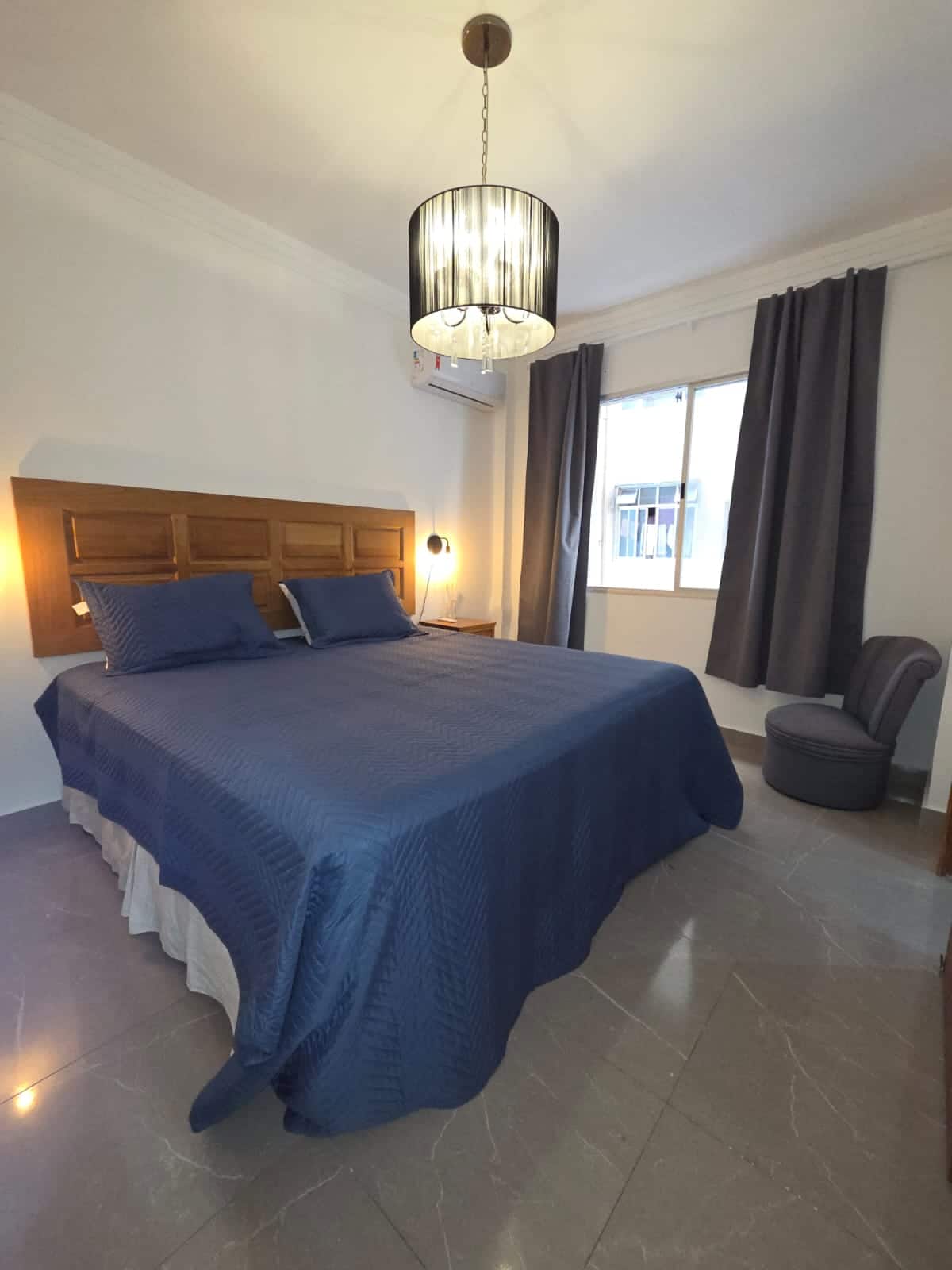 Quarto com cama king do apartamento no Embaré