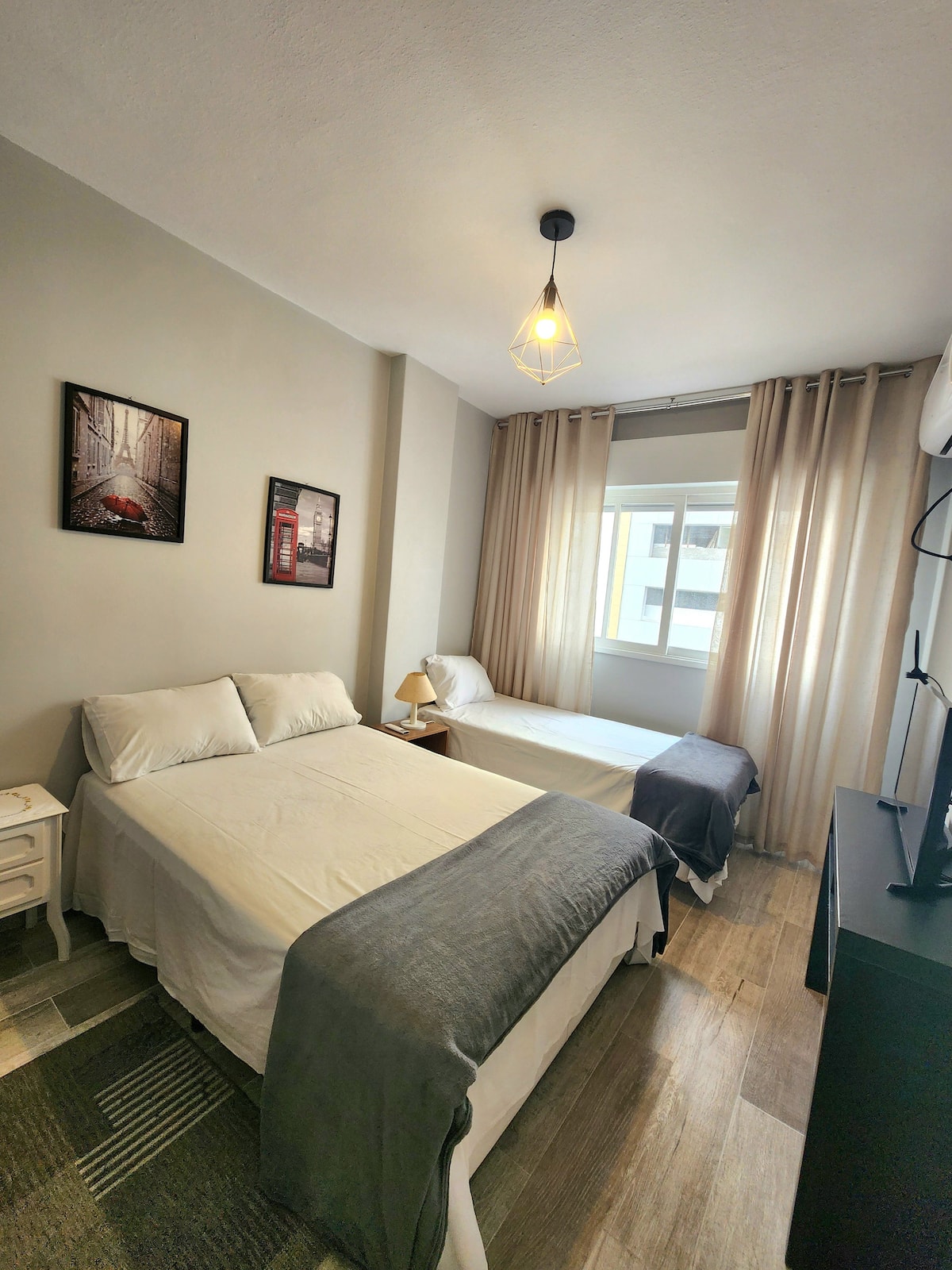 Quarto com cama de casal e cama de solteiro