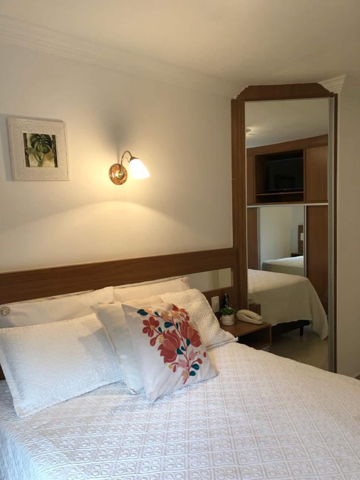 Quarto com cama de casal