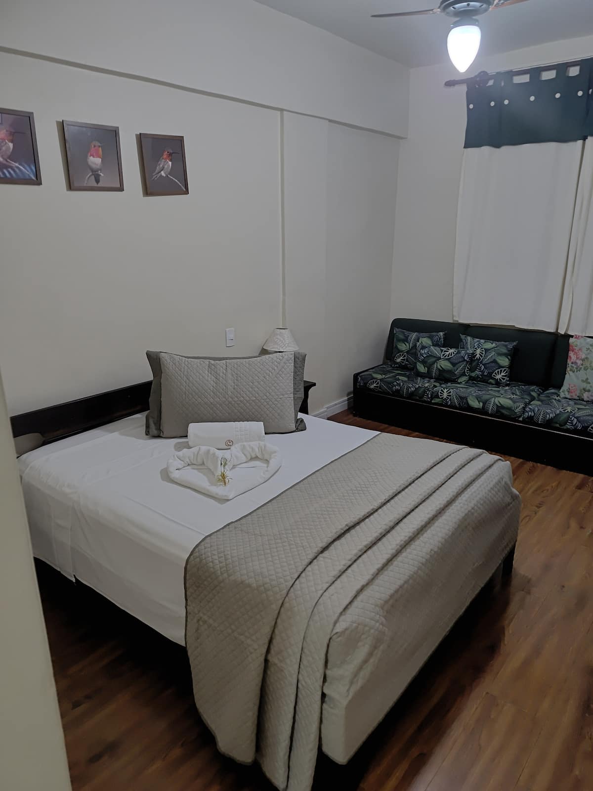 Quarto com cama de casal e bicama