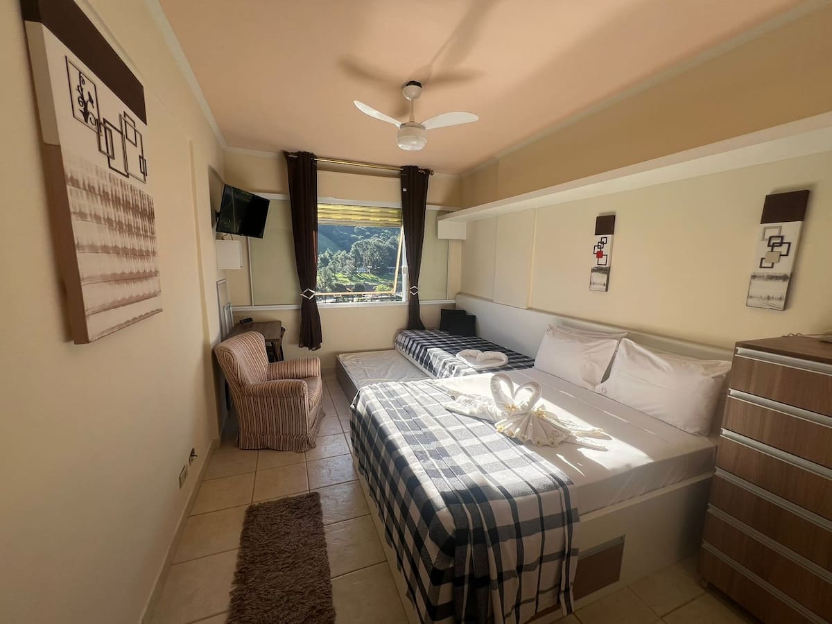 Quarto com cama de casal e bicama