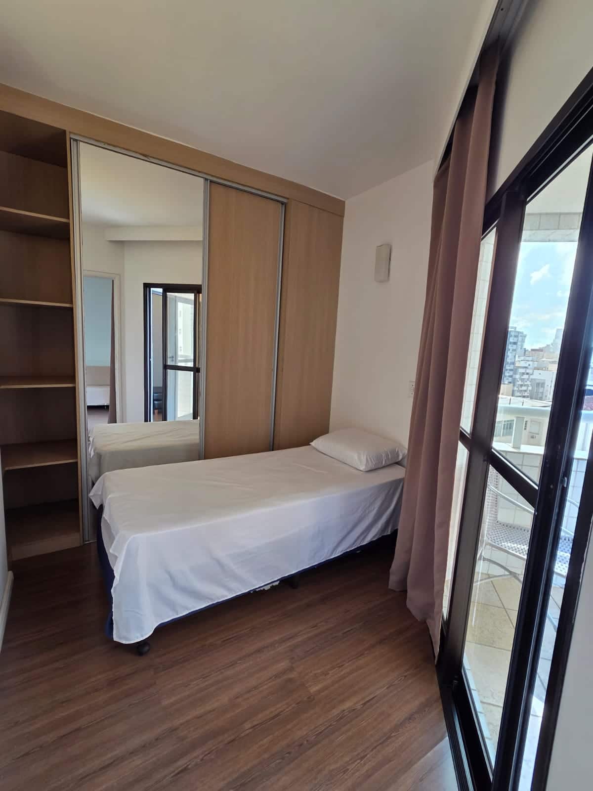 Quarto com cama de solteiro