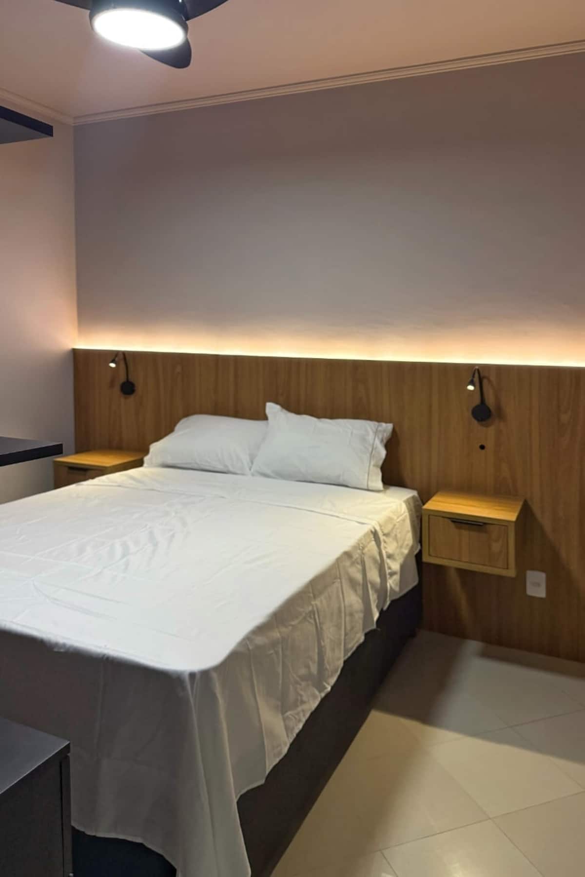 Quarto com cama de casal