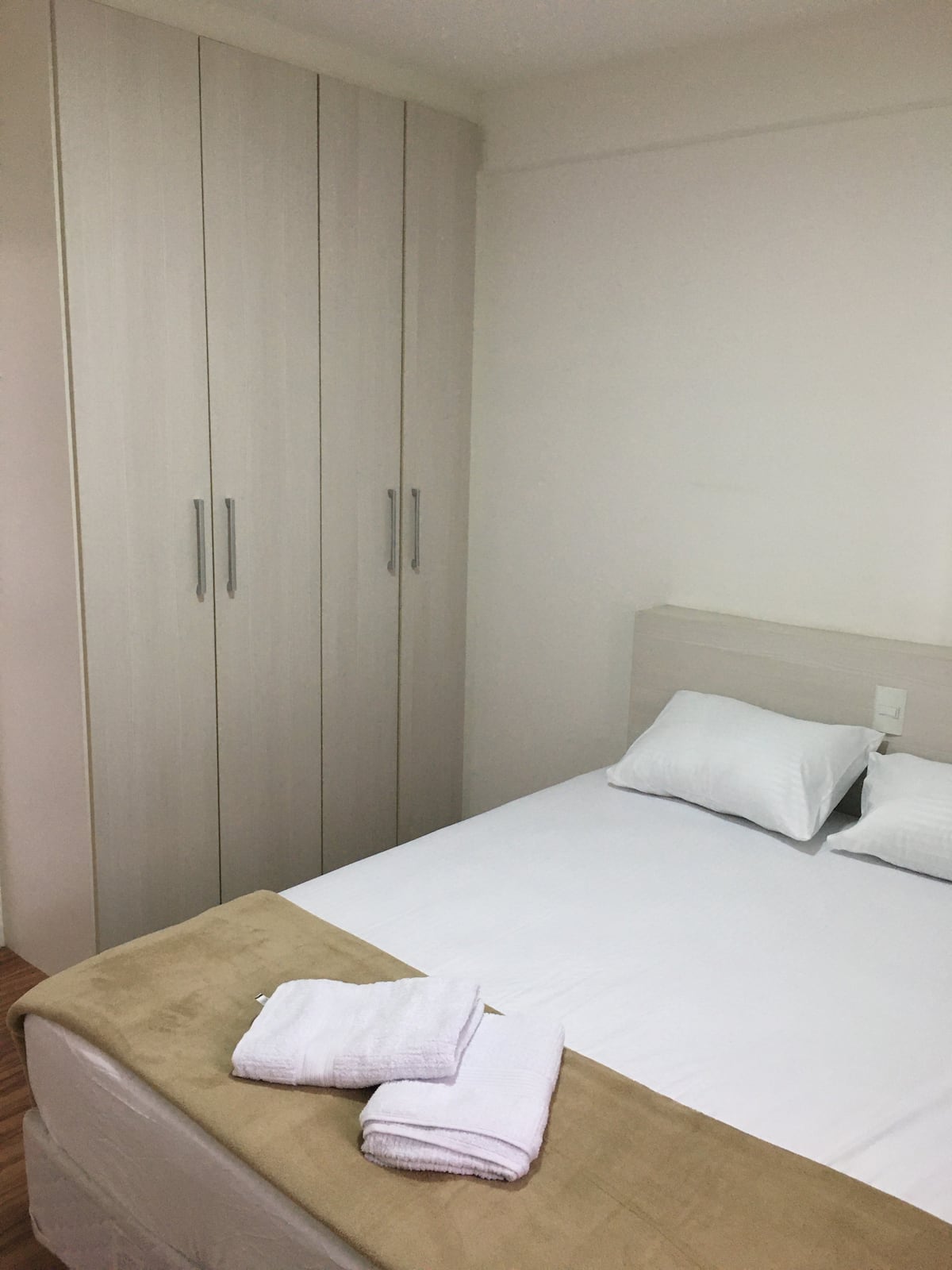 Quarto com cama queen