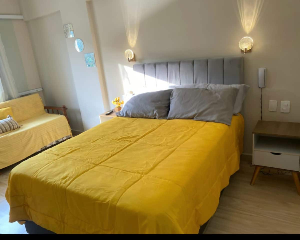Quarto com cama de casal e bicama