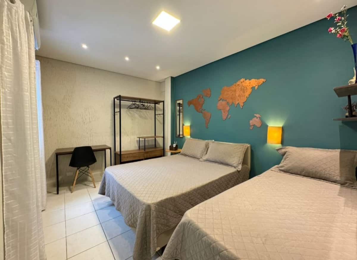 Quarto com cama queen e cama de solteiro