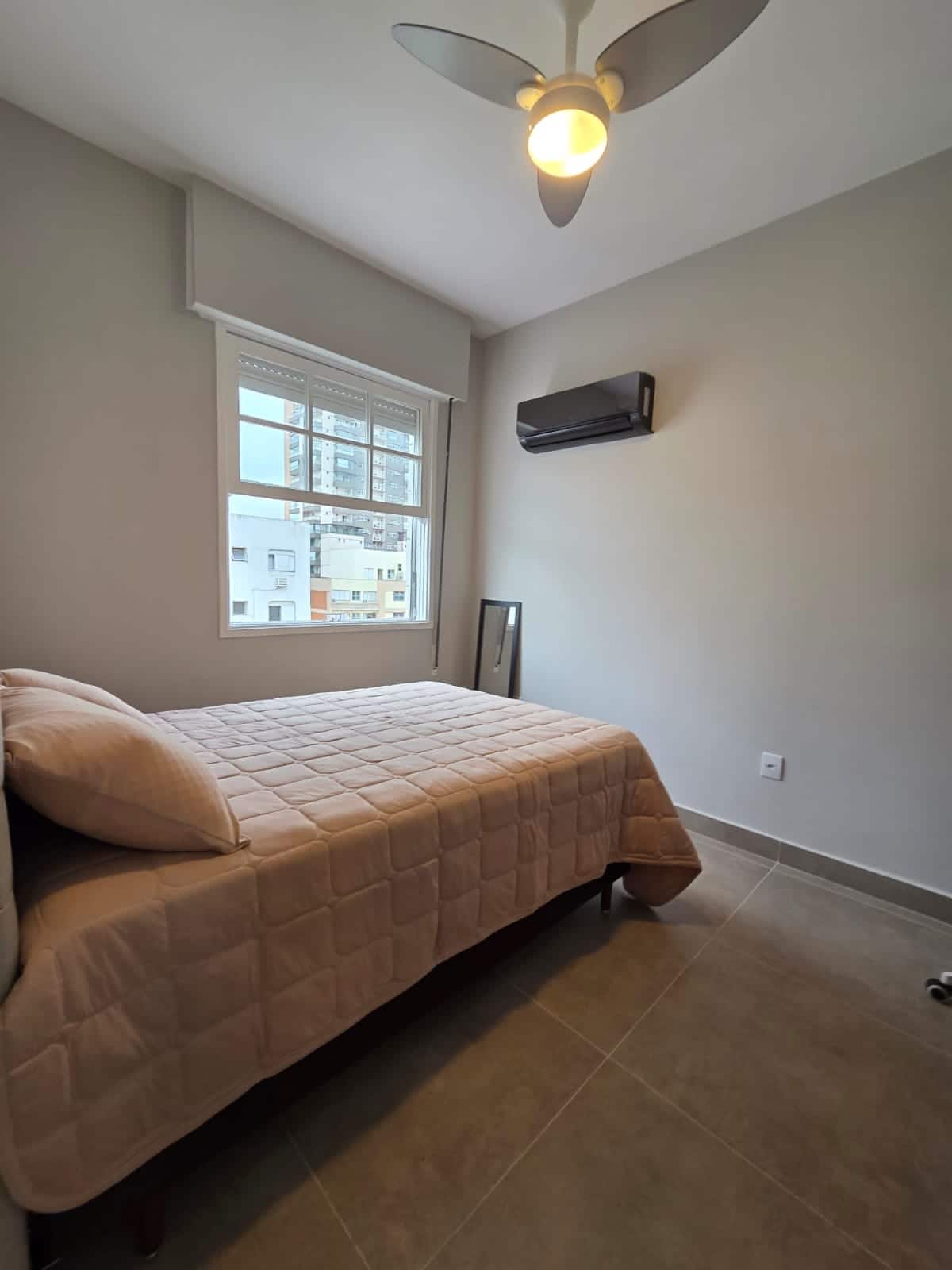 Quarto com cama de casal